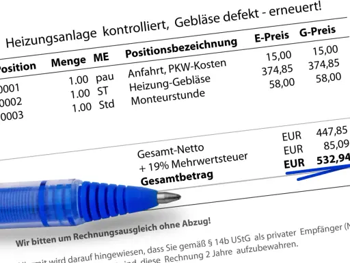 Rechnung für Heizungsanlage: Gebläse defekt, erneuert. Positionen wie Anfahrt, Heizung-Gebläse, Monteurstunde. Möglicher Widerspruch Betriebskostenabrechnung? Gesamtbetrag 532,94 EUR.