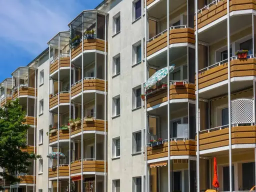 Mehrfamilienhaus mit vielen Balkonen. Hier könnte man sich fragen, was bedeutet pauschalmiete, wenn man die vielen Wohnungen betrachtet.