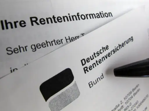 Dokumente zur Renteninformation und Anwartschaft Rente liegen auf einem Tisch, daneben ein Stift.