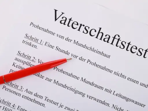 Ein Dokument mit dem Titel "Vaterschaftstest" und Anweisungen zur Probenahme. Die Mutter weigert sich, den Test durchzuführen.