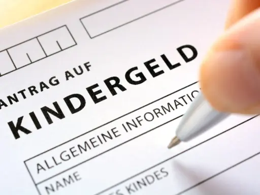 Antrag auf Kindergeld. Ein Formular wird ausgefüllt. Unrechtmäßiger Bezug von Kindergeld kann zu Strafe führen.
