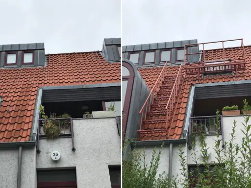 Brandschutz Dachboden Mehrfamilienhaus: Rote Metalltreppe führt zu einem Dachfenster. Dachziegel und Gauben sind sichtbar.