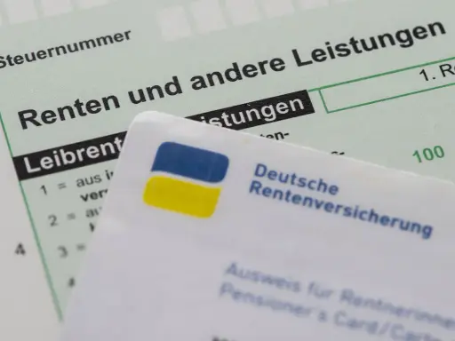 Dokumente der Deutschen Rentenversicherung und ein Formular für "Renten und andere Leistungen". Jemand hat bei Prozesskostenhilfe gelogen.
