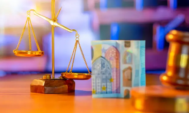 Goldene Waage, Euro-Scheine und ein Hammer. Die Frage: prozesskostenhilfe wie lange dauert bewilligung?