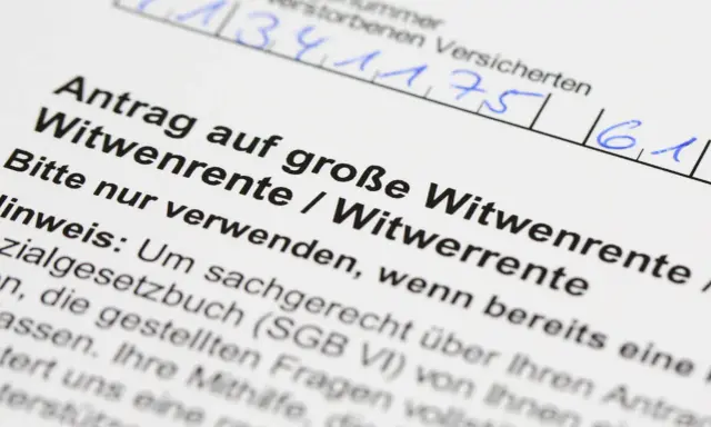 Antrag auf Witwenrente: Hier wird geklärt, wieviel Rente der Mann bekommt, wenn die Frau stirbt.