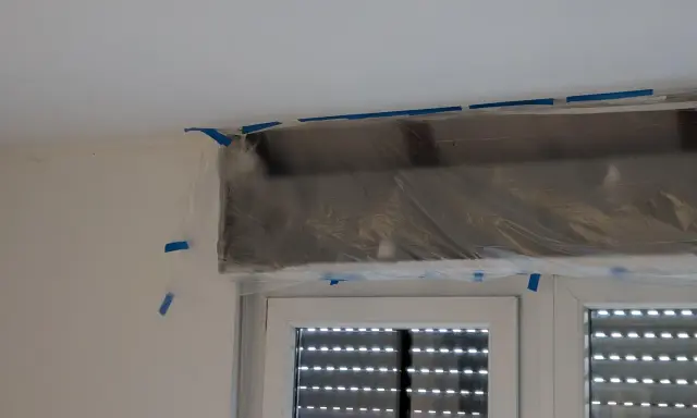 Fenster mit Rollladen, der mit Folie und Klebeband abgedeckt ist. Möglicherweise ein Fall für Mietminderung wegen defektem Rollladen.