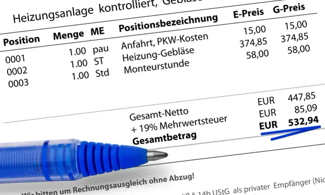 Rechnung für Heizungsanlage: Gebläse defekt, erneuert. Positionen wie Anfahrt, Heizung-Gebläse, Monteurstunde. Möglicher Widerspruch Betriebskostenabrechnung? Gesamtbetrag 532,94 EUR.