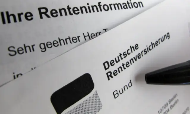 Dokumente zur Renteninformation und Anwartschaft Rente liegen auf einem Tisch, daneben ein Stift.