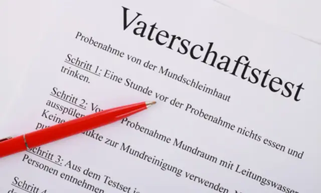 Ein Dokument mit dem Titel "Vaterschaftstest" und Anweisungen zur Probenahme. Die Mutter weigert sich, den Test durchzuführen.