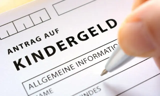 Antrag auf Kindergeld. Ein Formular wird ausgefüllt. Unrechtmäßiger Bezug von Kindergeld kann zu Strafe führen.