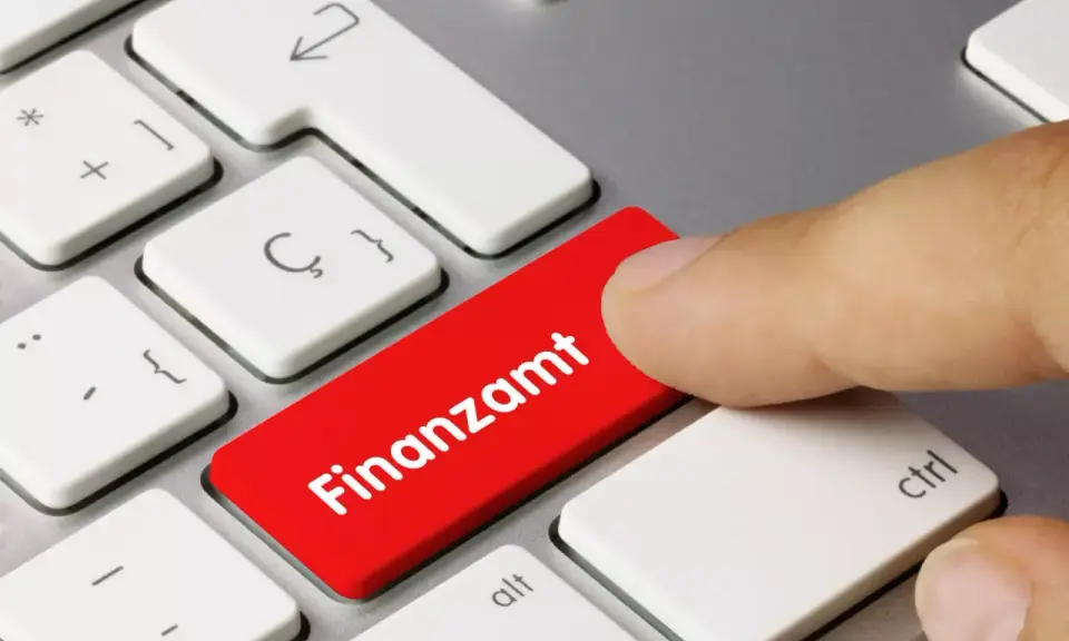 Finger drückt auf rote Taste "Finanzamt". Die Anlage U wird digital unterschrieben, die Unterschrift verweigert.