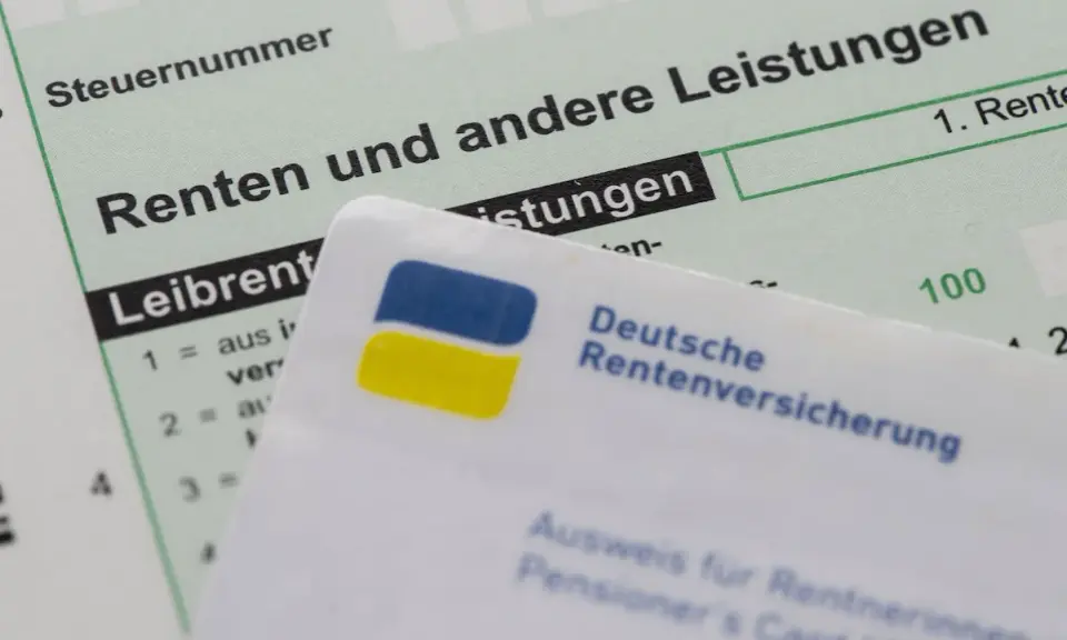 Dokumente der Deutschen Rentenversicherung und ein Formular für "Renten und andere Leistungen". Jemand hat bei Prozesskostenhilfe gelogen.