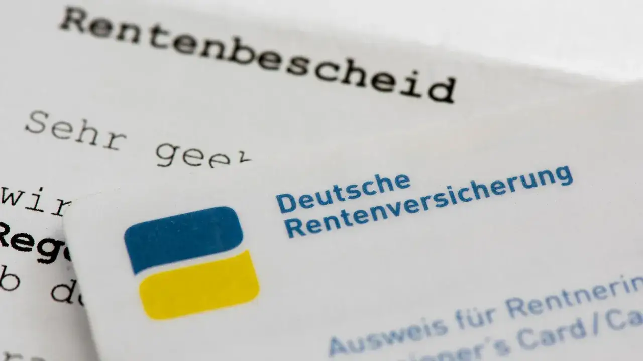Ein Rentenbescheid und ein Ausweis für Rentner der Deutschen Rentenversicherung. Der Bescheid ist das offizielle Schreiben, das über die Rentenhöhe informiert.
