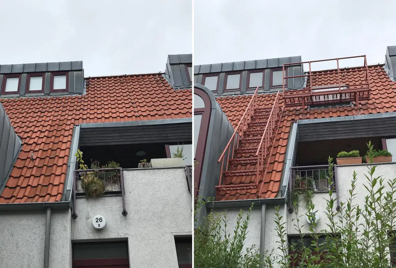 Brandschutz Dachboden Mehrfamilienhaus: Rote Metalltreppe führt zu einem Dachfenster. Dachziegel und Gauben sind sichtbar.