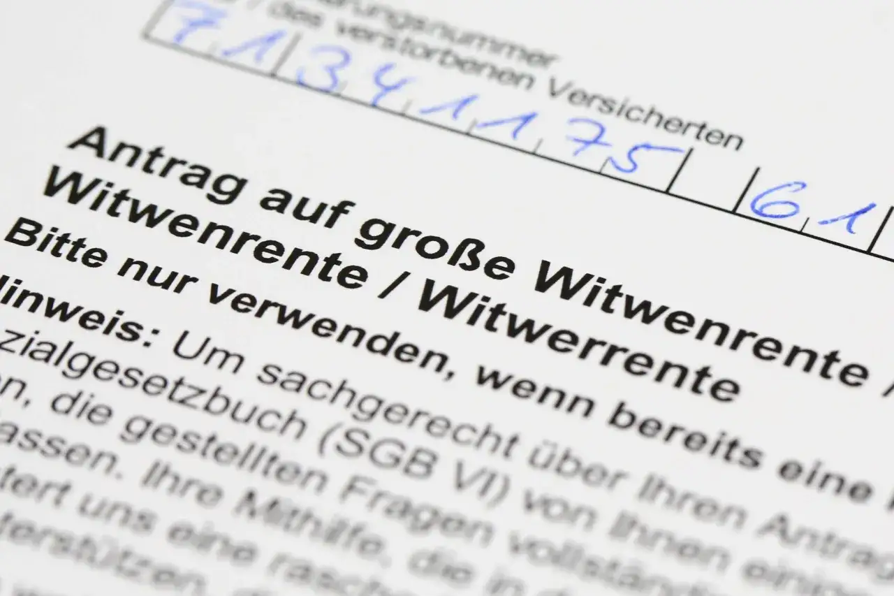 Antrag auf Witwenrente: Hier wird geklärt, wieviel Rente der Mann bekommt, wenn die Frau stirbt.