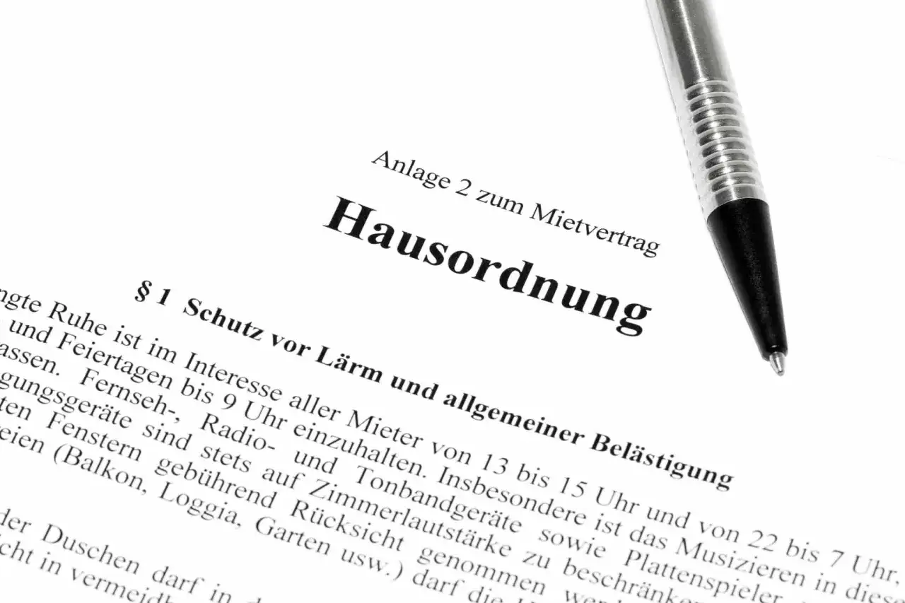 Hausordnung für ein Mehrfamilienhaus, Anlage 2 zum Mietvertrag. Enthält Regeln zum Schutz vor Lärm und allgemeiner Belästigung.