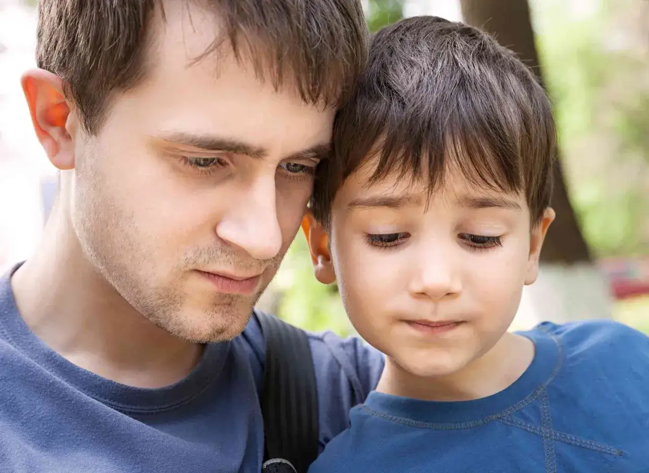Vater und Sohn, die sich am Wochenende nahe sind. Die Uhrzeit spielt keine Rolle, wenn man Zeit miteinander verbringt.