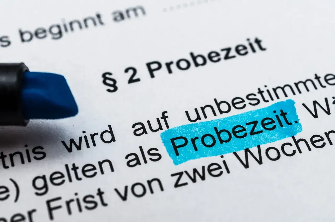 Ein blauer Textmarker hebt