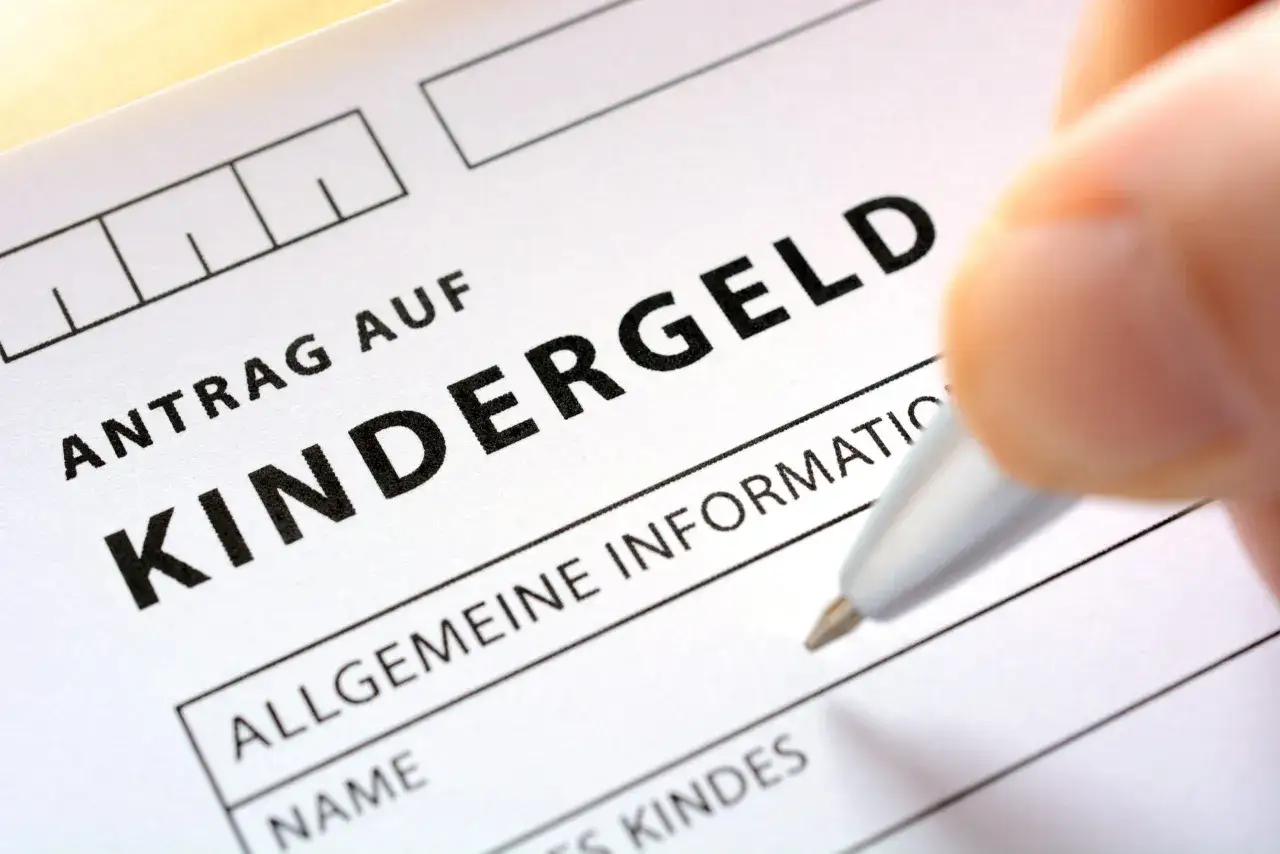 Ein Antrag auf Kindergeld wird ausgefüllt. Unrechtmäßiger Bezug kann zu Strafen führen.