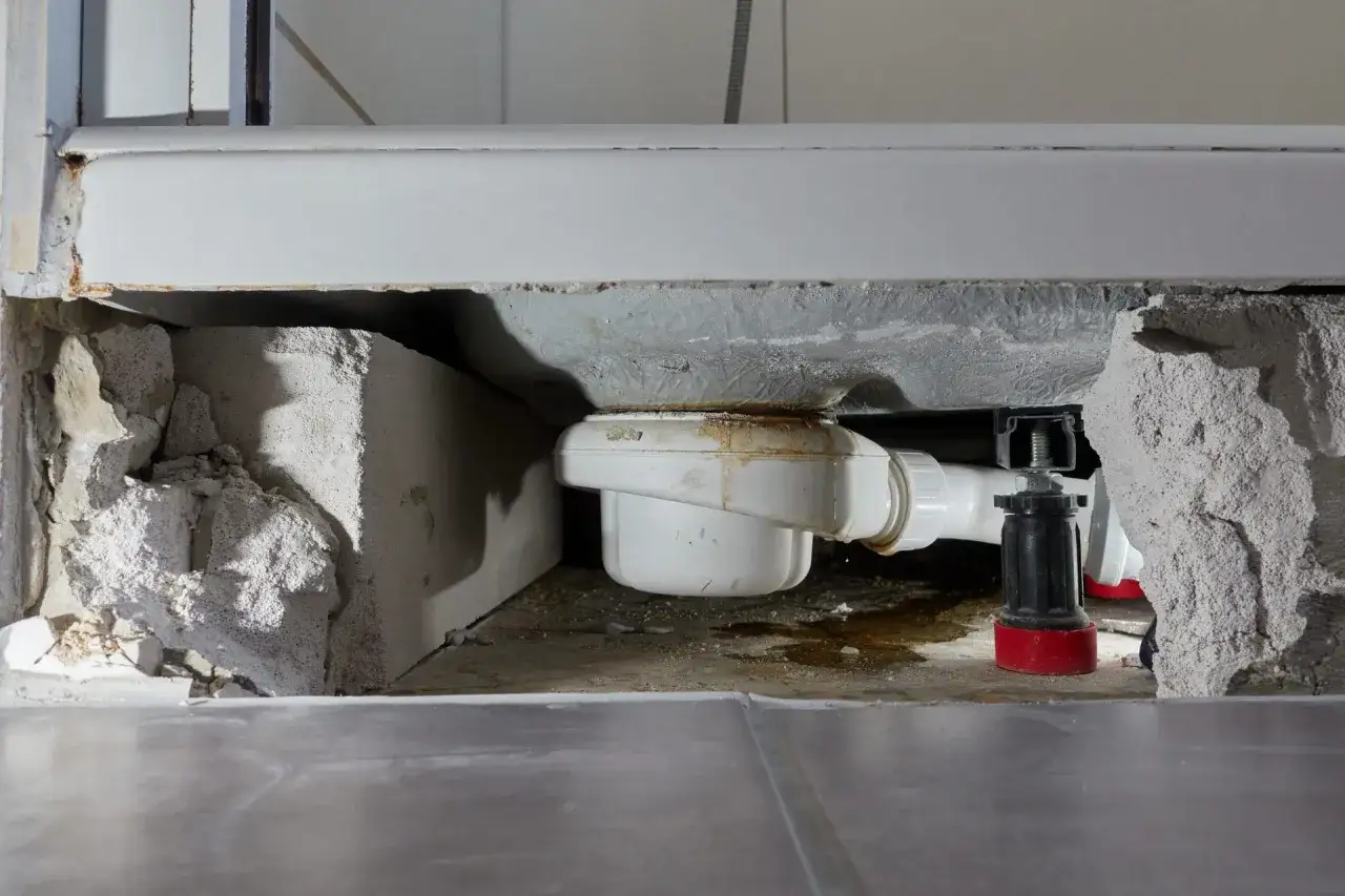 Undichte Dusche mit sichtbarem Abfluss und Wasserflecken. Ein Fall für die wasserschaden mietminderung tabelle.