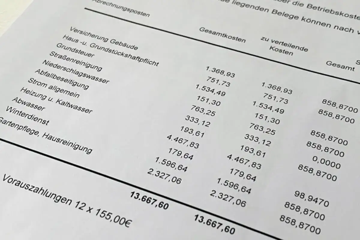 Abrechnungsposten mit Gesamtkosten und verteilten Kosten. Ein möglicher Widerspruch in der Betriebskostenabrechnung könnte hier auffallen.