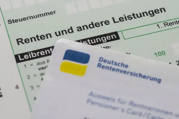 Dokumente der Deutschen Rentenversicherung und ein Formular für "Renten und andere Leistungen". Jemand hat bei Prozesskostenhilfe gelogen.