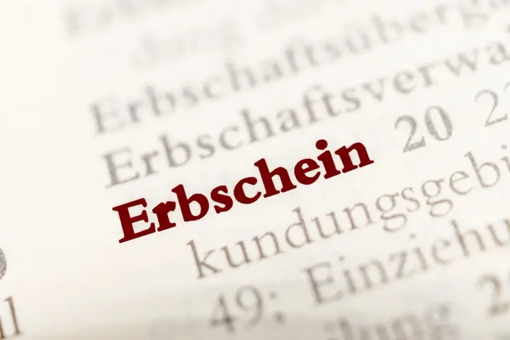 Der Begriff "Erbschein" ist rot hervorgehoben. Er kann die Grundlage für Erbschaftsstreitigkeiten sein, wenn jemand nicht zustimmen kann.